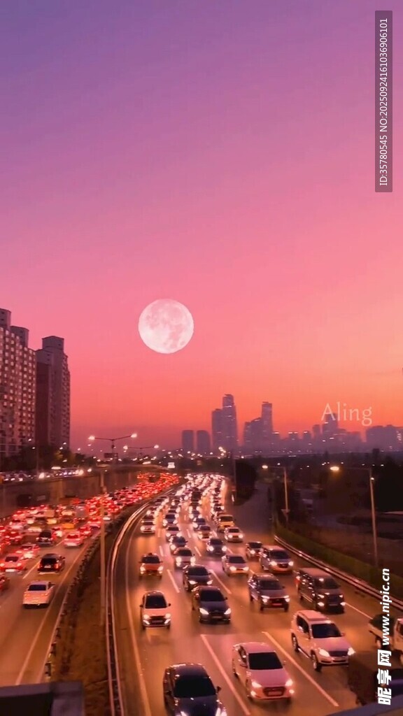 城市晚高峰的壮丽天际线