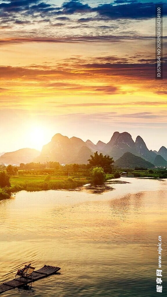 夕阳下的山水泛舟美景