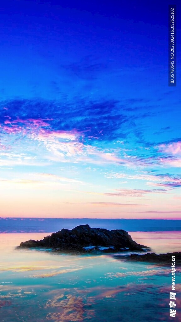 海边绚丽晚霞中的岛屿