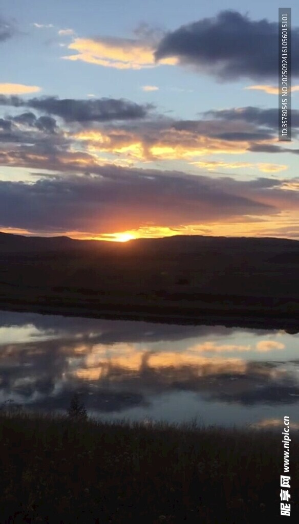 夕阳下的静谧水域景观