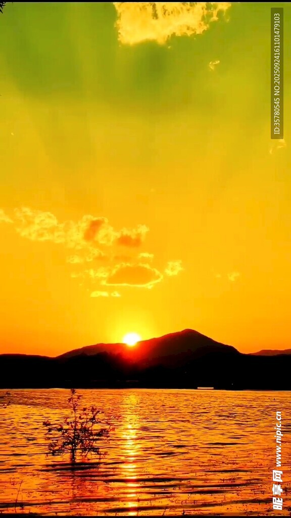 夕阳下波光粼粼的水面