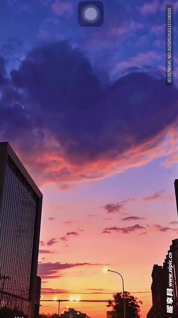 城市上空绚丽的黄昏美景