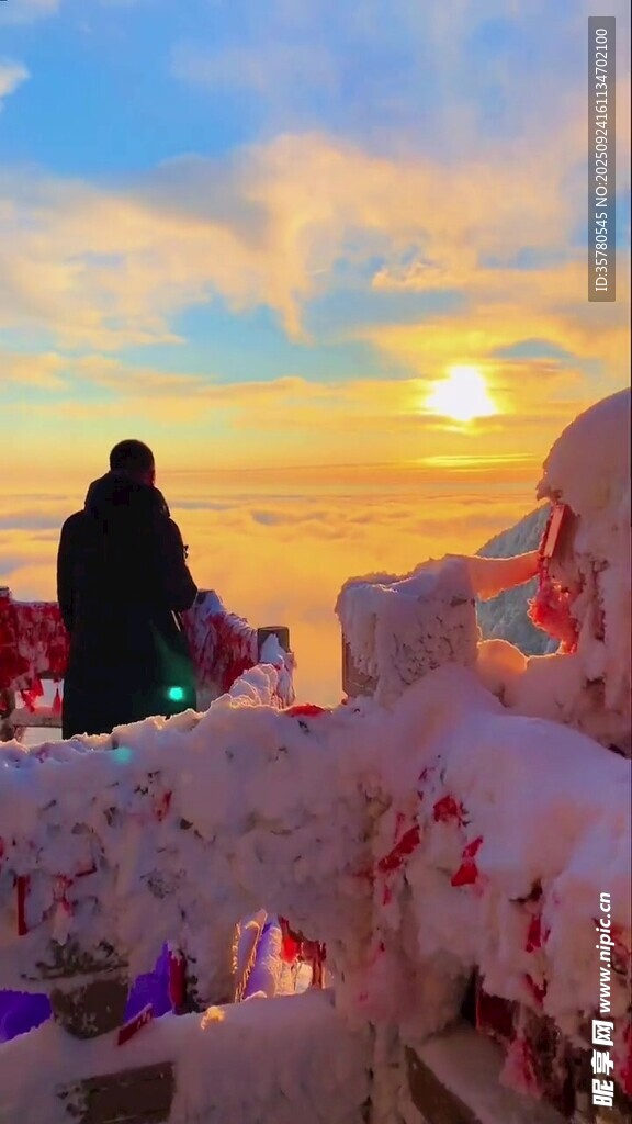 夕阳下的冰雪景观