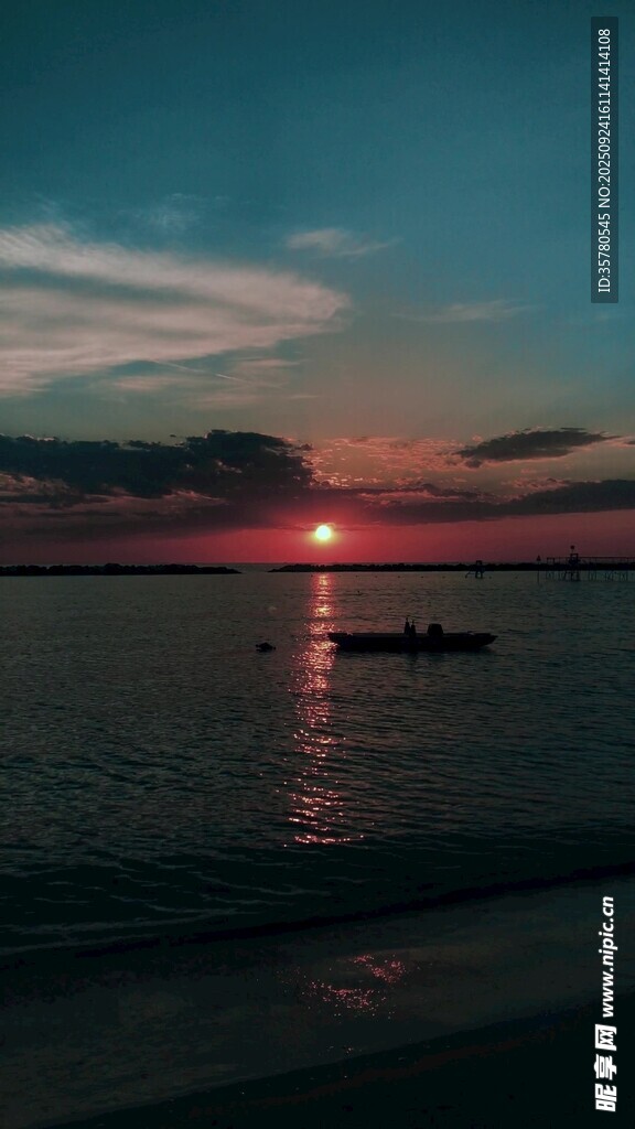 海边日落时分的静谧景象