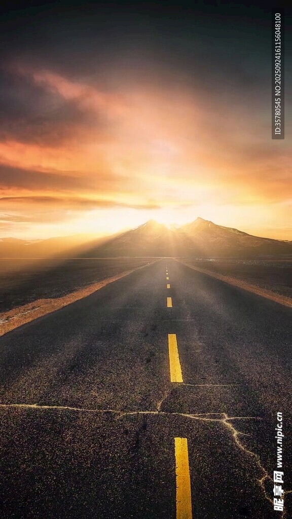 夕阳下的公路延伸向远方