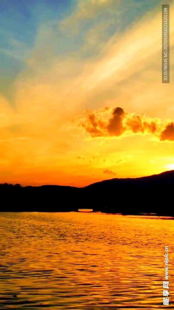 夕阳下波光粼粼的水面