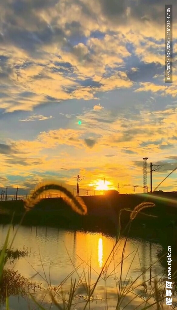 夕阳下的拱桥与绚丽云彩