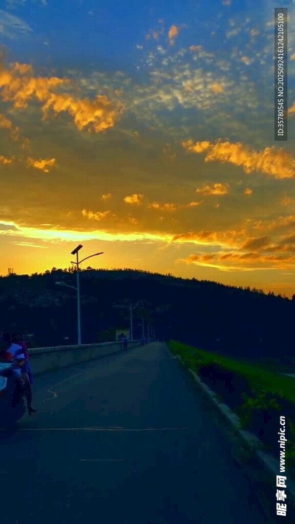 黄昏下的公路美景