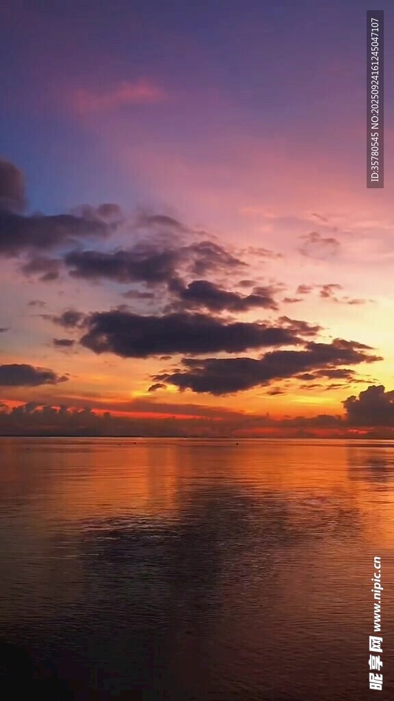 美丽湖畔日落美景