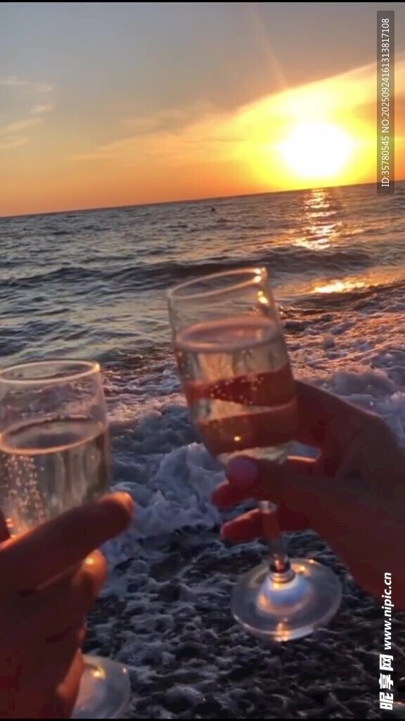 海边日落旁的精致酒杯