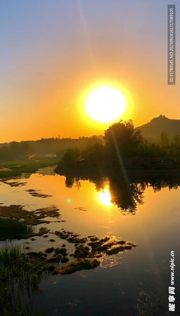 夕阳下的静谧河畔风光