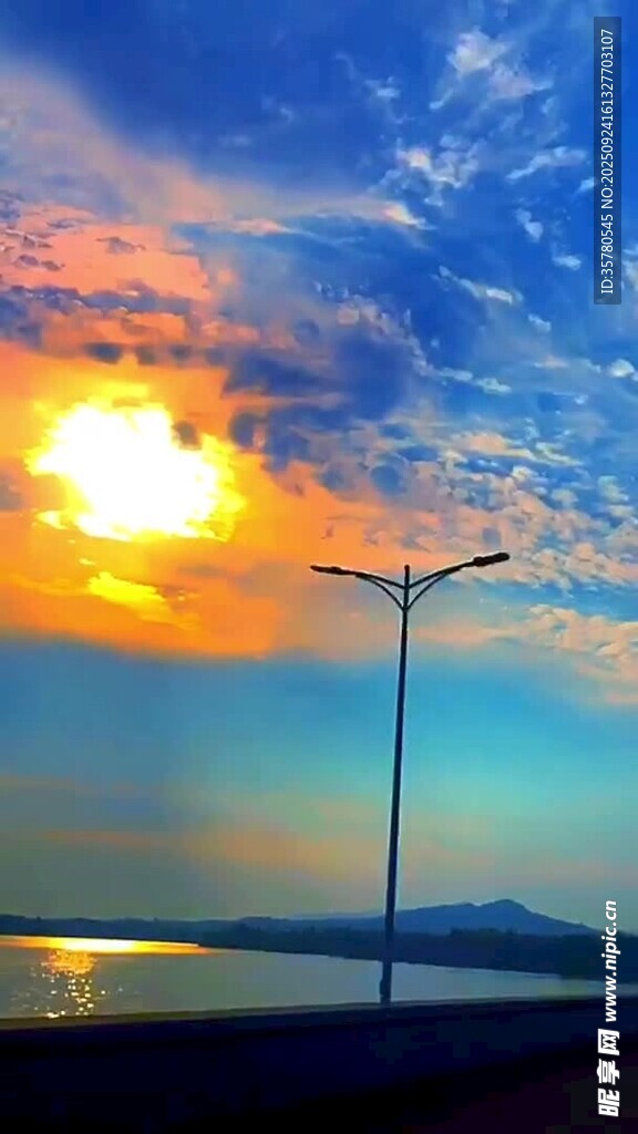 海边日落时的路灯美景
