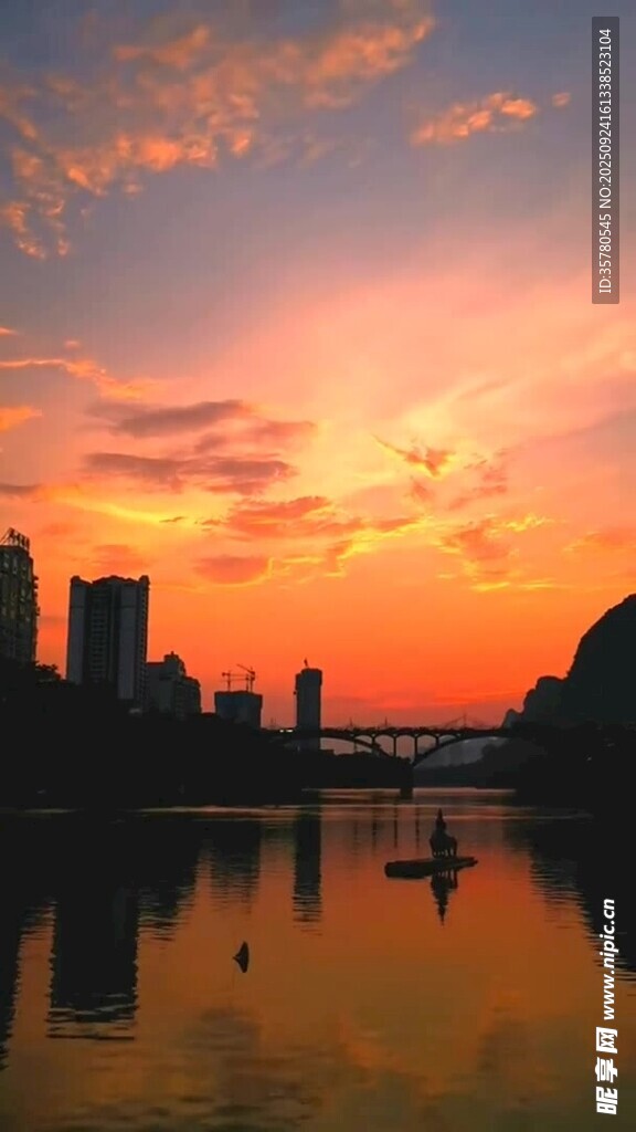 城市河畔的绚丽日落景观