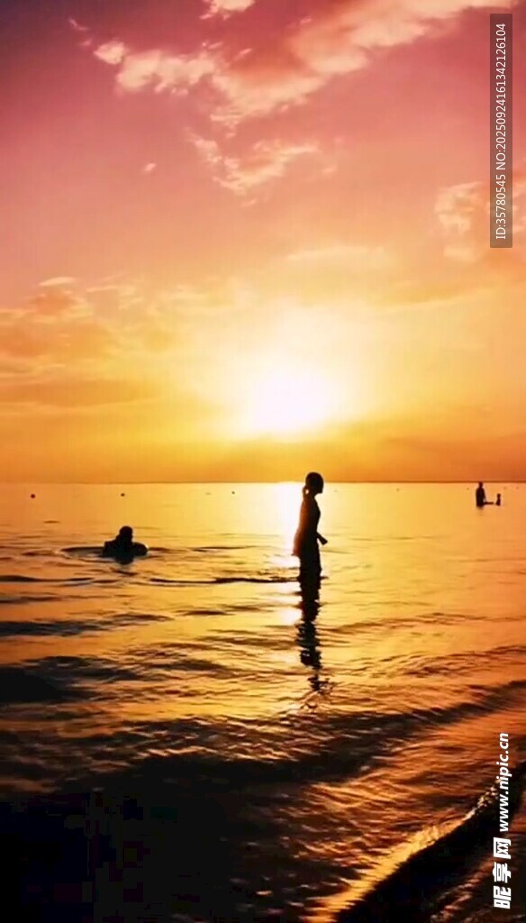 夕阳下的海边漫步
