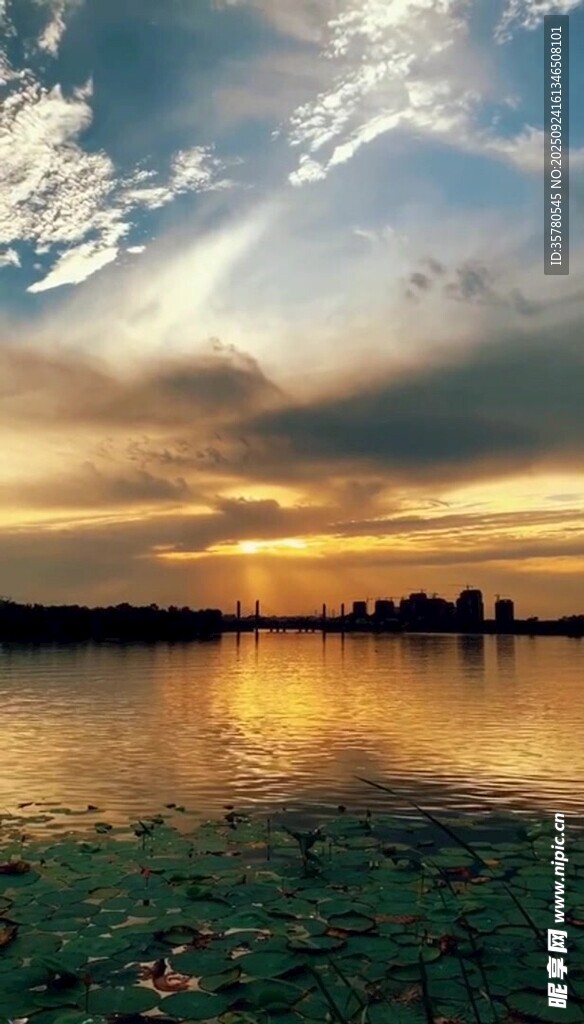 湖畔日落美景