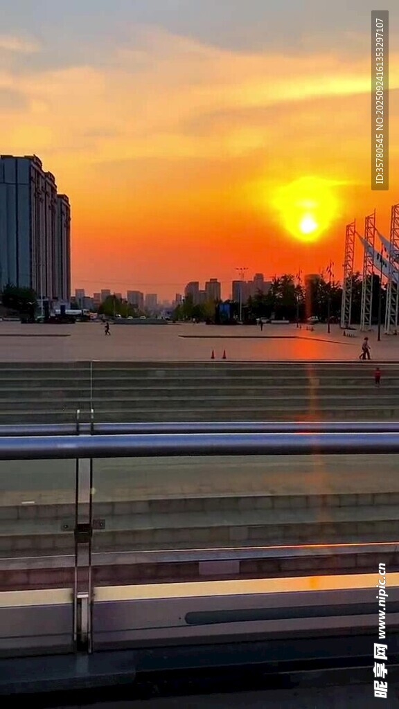 城市夕阳下的空旷道路