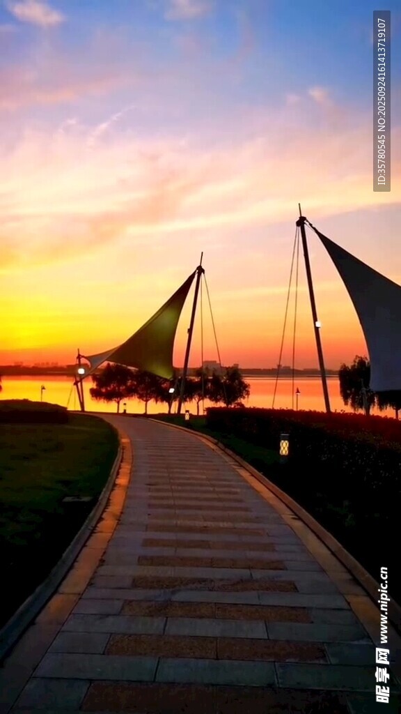 夕阳下的栈桥与帆船美景