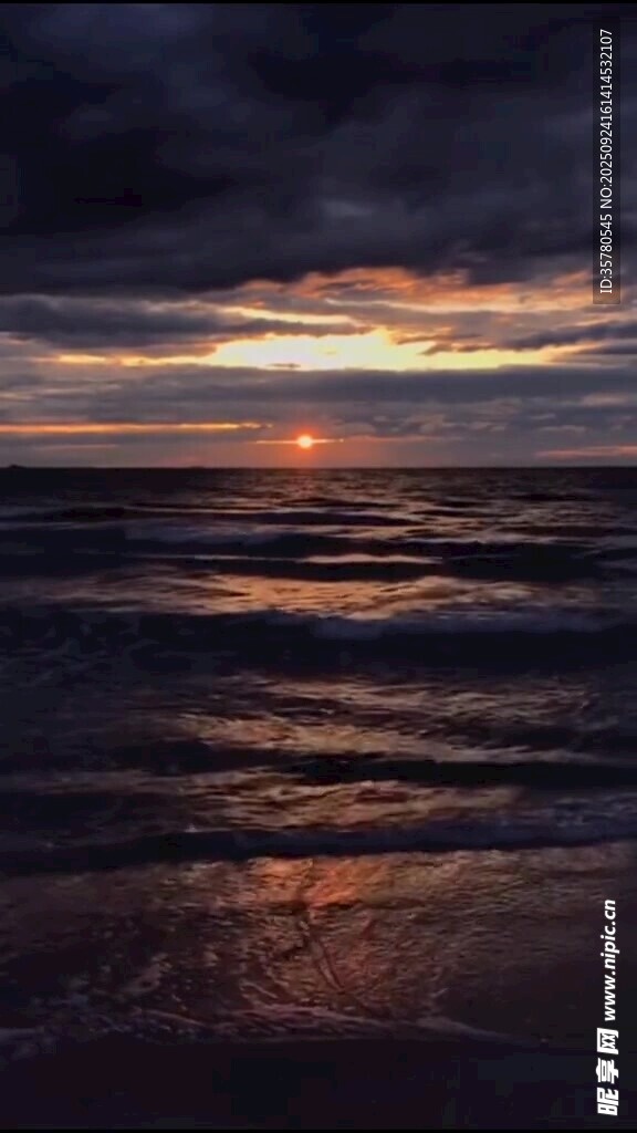 海边日落时分的壮丽海景