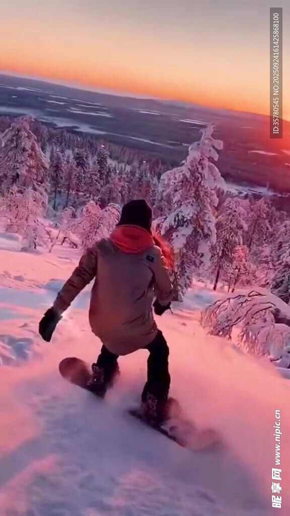 夕阳下的雪地单板滑雪者