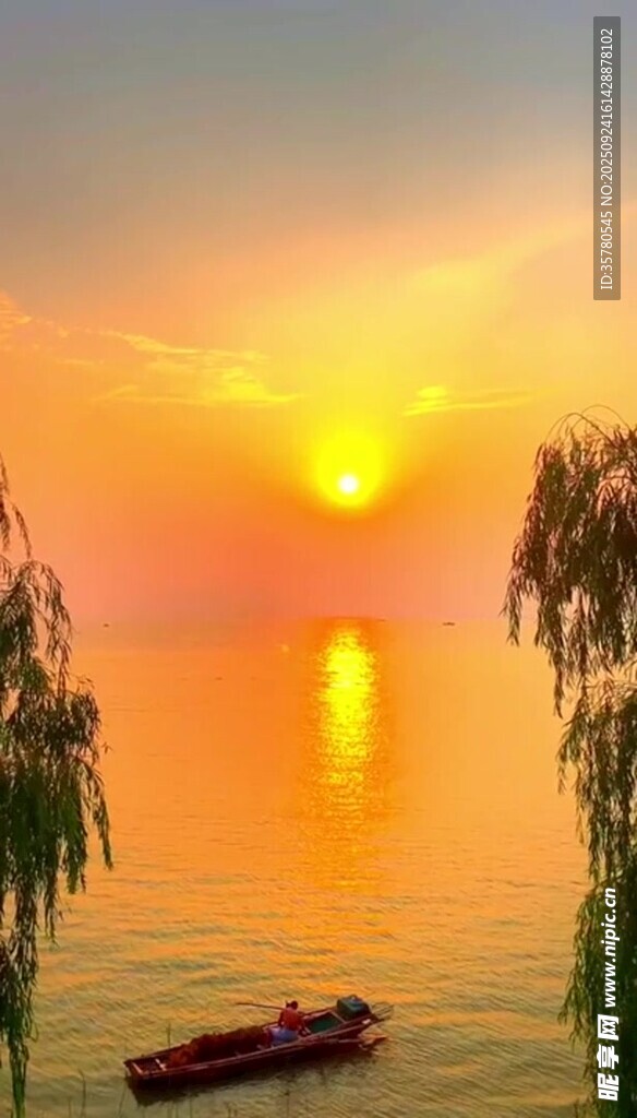 夕阳下的宁静湖面小船
