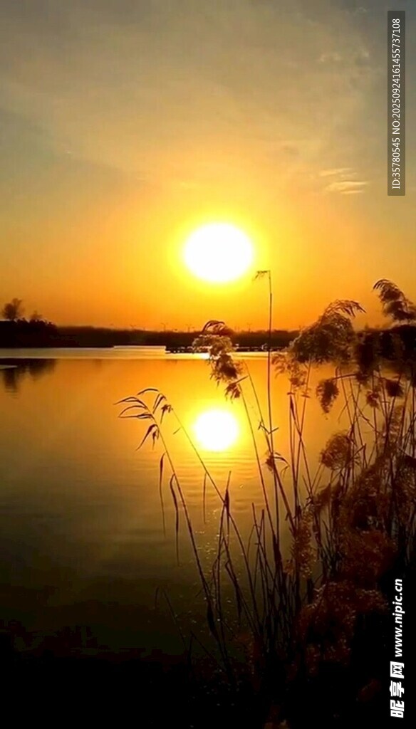 湖畔夕阳美景