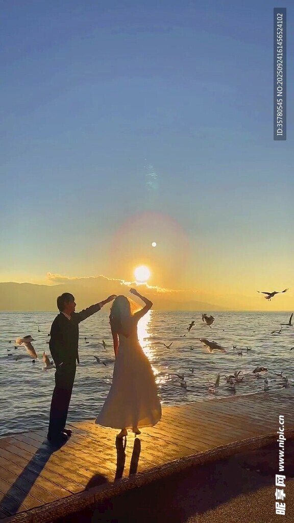 夕阳下海边的浪漫牵手