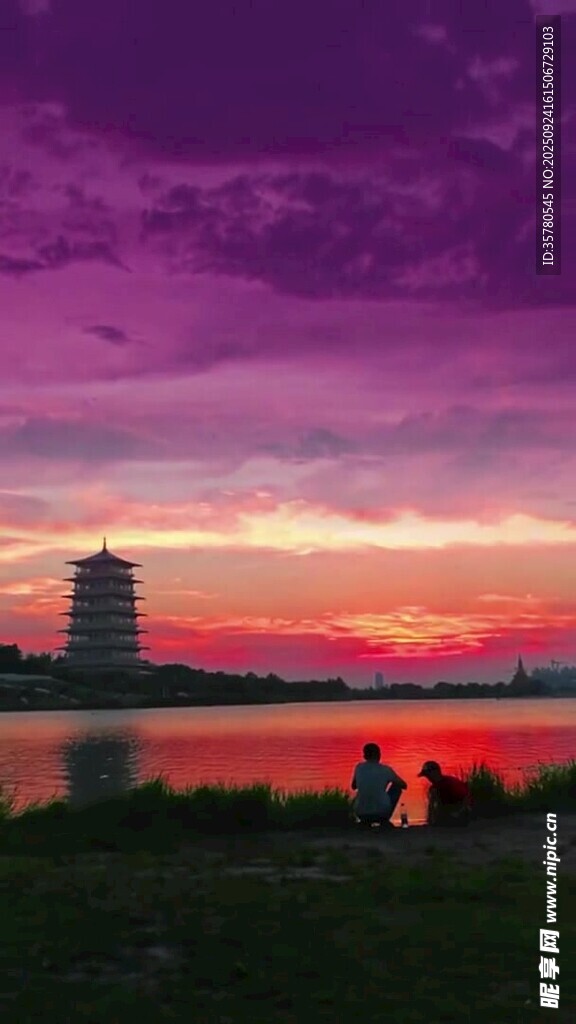 湖畔日落美景中的漫步身影