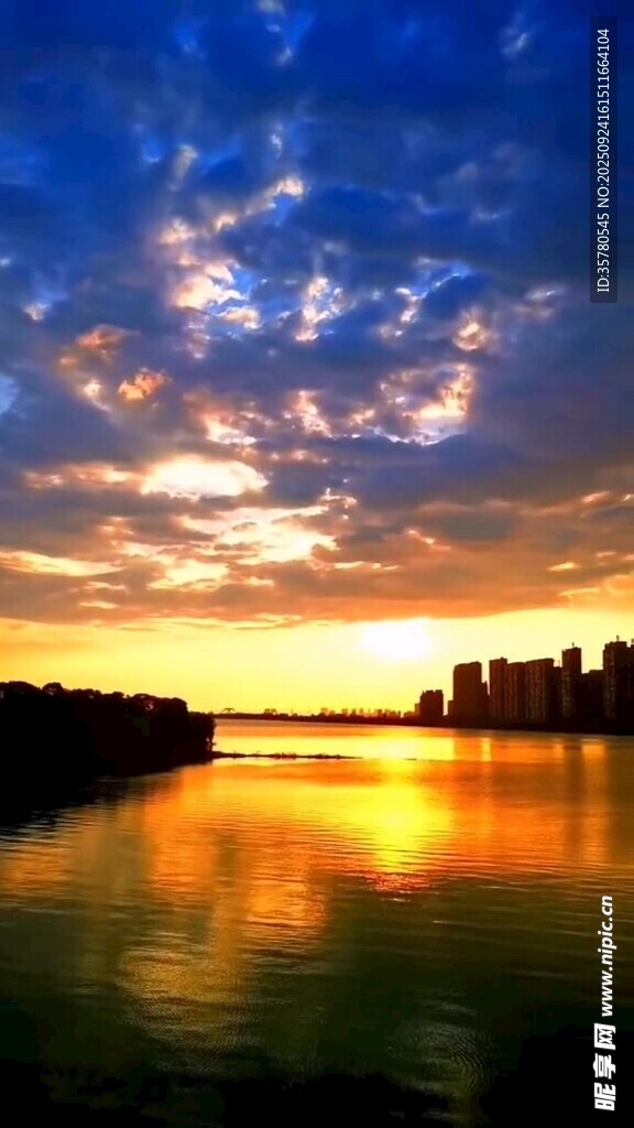 海滨城市绝美日落景观