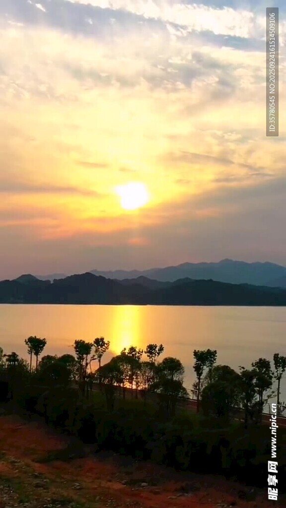 湖畔日落美景
