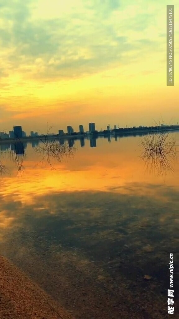 夕阳下的水边栈桥美景