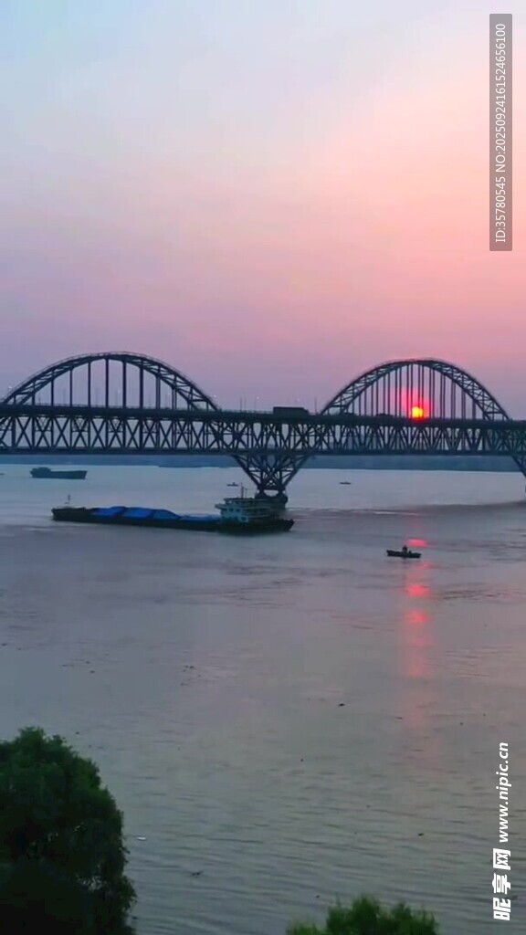 夕阳下的跨江大桥美景