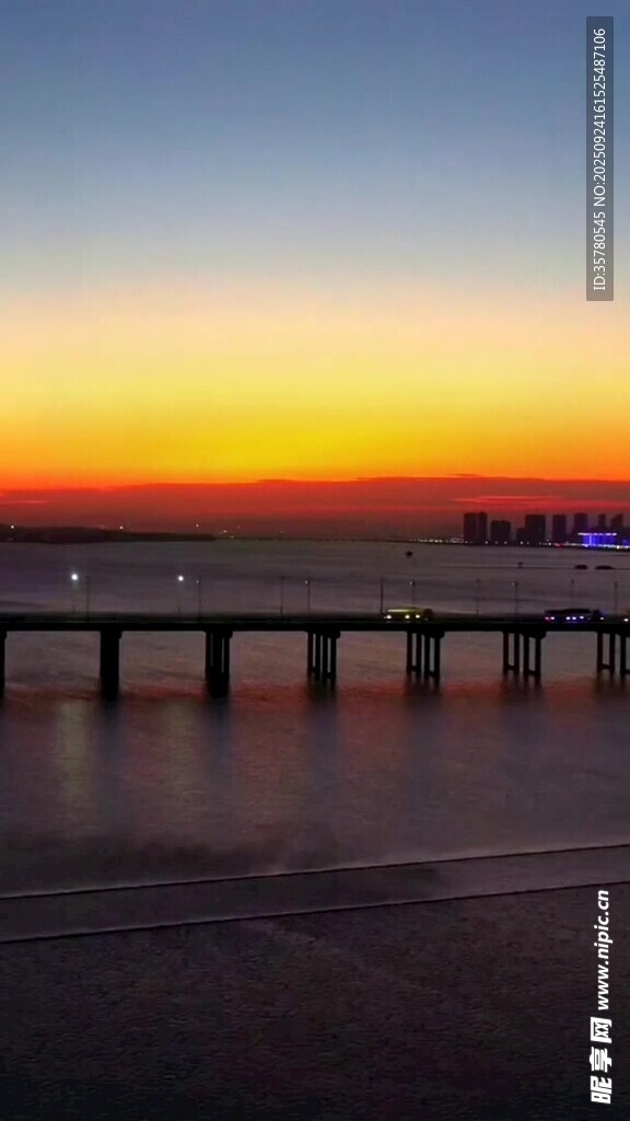 海边日落时的栈桥美景