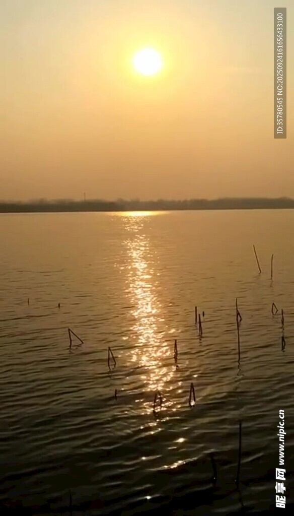 夕阳下波光粼粼的水面