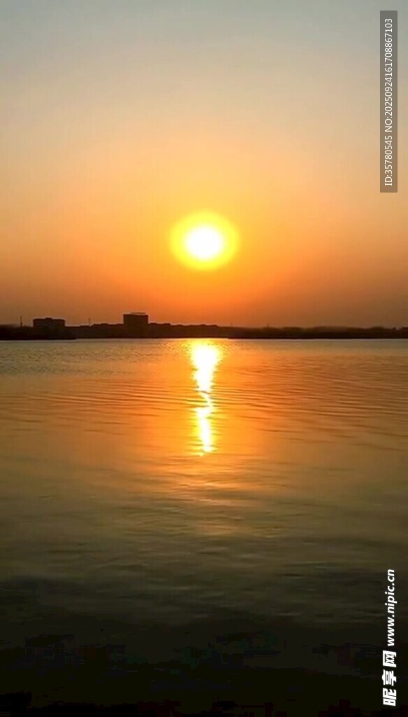 夕阳下的平静湖面