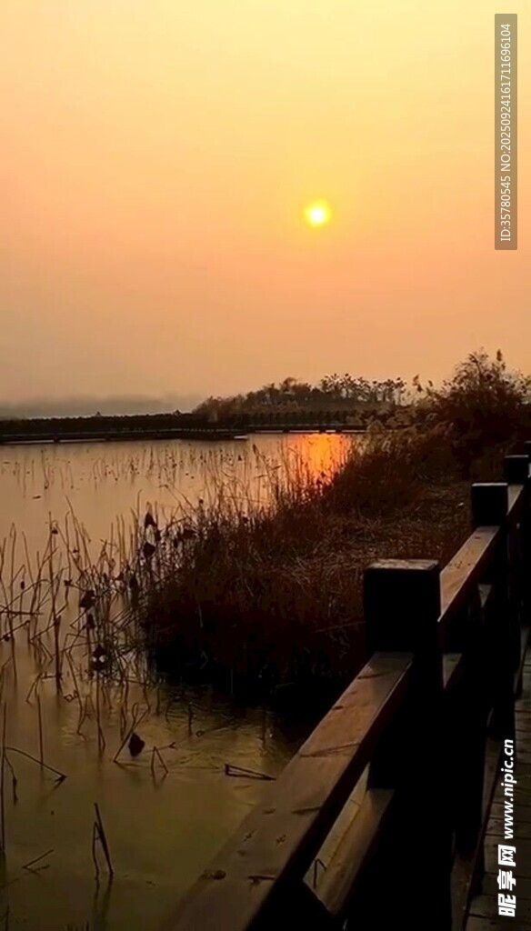 夕阳下的湖畔木栈道