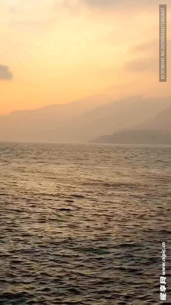 黄昏下的广阔海面