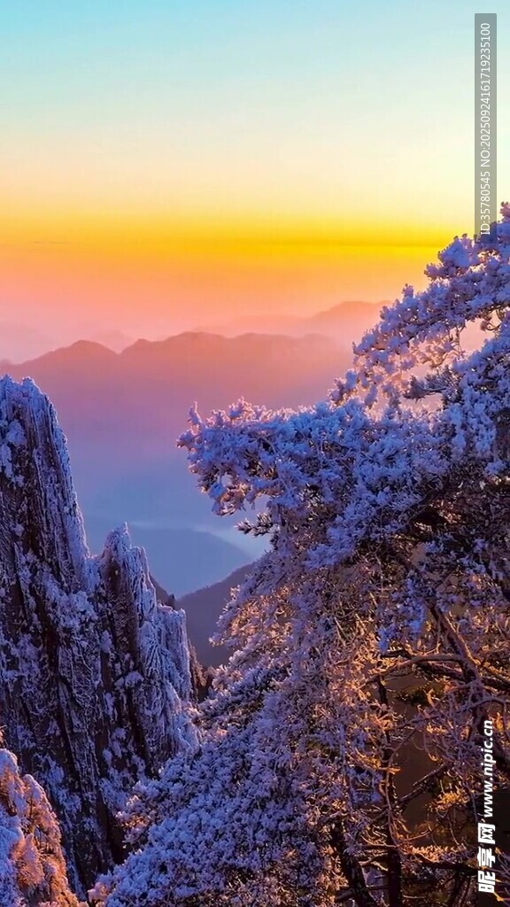 雪覆山峦迎绝美日出