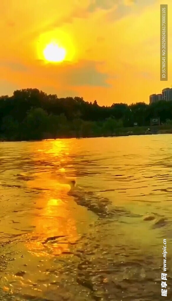 夕阳下波光粼粼的水面