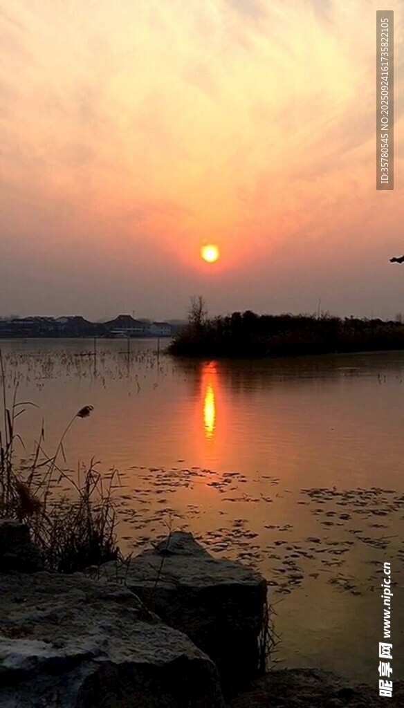 夕阳下的静谧湖面美景