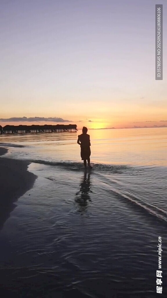 夕阳下海滩上的孤独身影