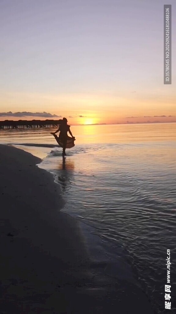 夕阳下的海边浪漫漫步