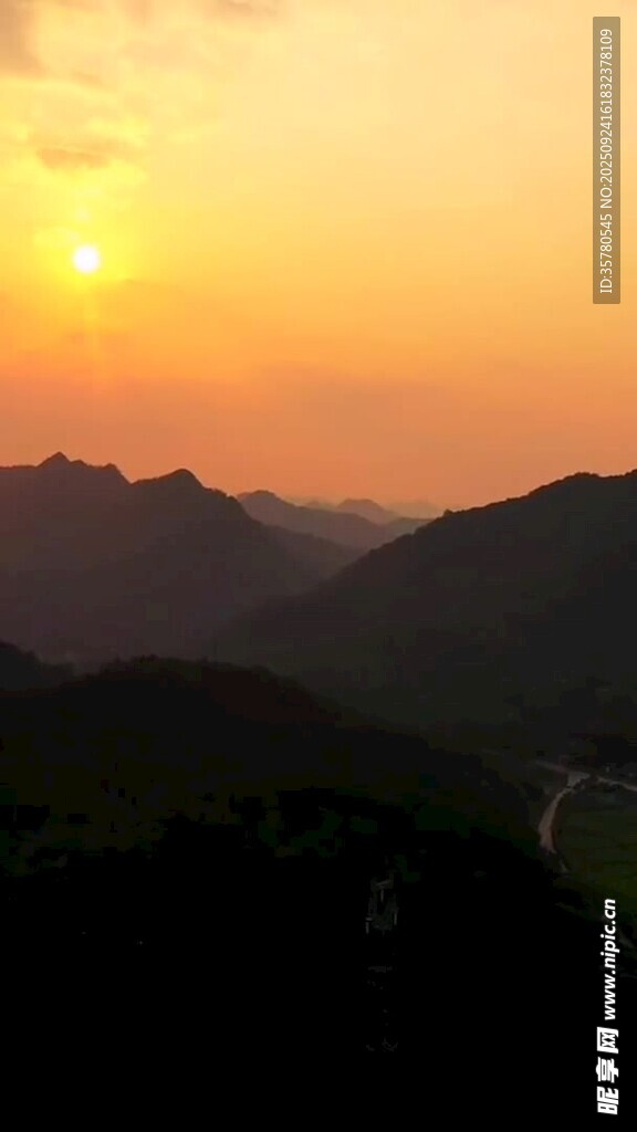 夕阳下的连绵山峦
