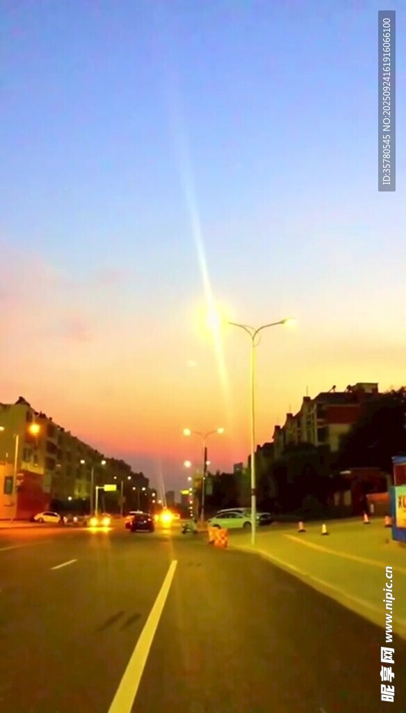 黄昏时的城市道路风光