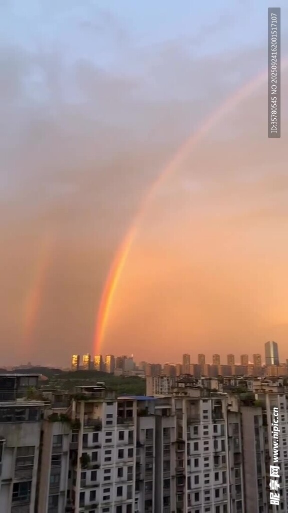 城市上空的绚丽彩虹