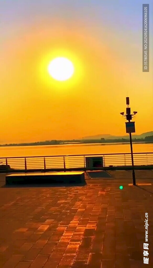 夕阳下的海边码头风光
