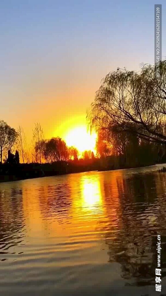 夕阳下的宁静湖面美景