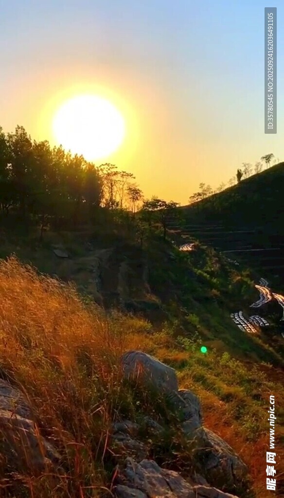 夕阳下的山间美景