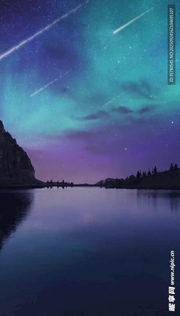 梦幻星空下的静谧湖水
