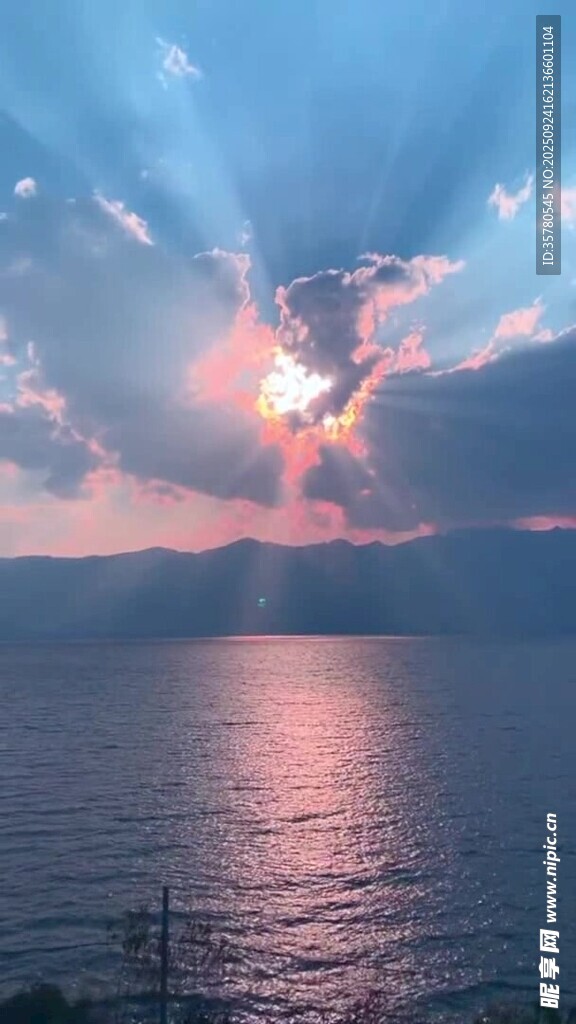湖畔日落美景