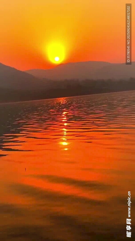 夕阳下的湖面美景